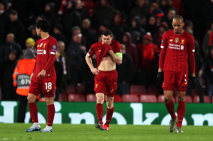 Các cầu thủ Liverpool cúi đầu rời Anfield