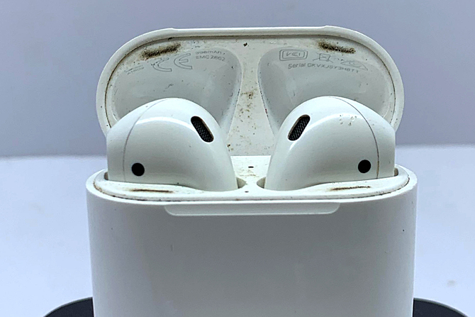 Tai nghe Airpods dễ dính bẩn nhưng khó làm sạch. Ảnh: TS