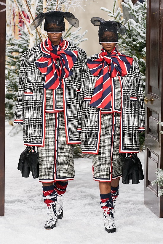 Người mẫu đeo mặt nạ trong show Thom Browne