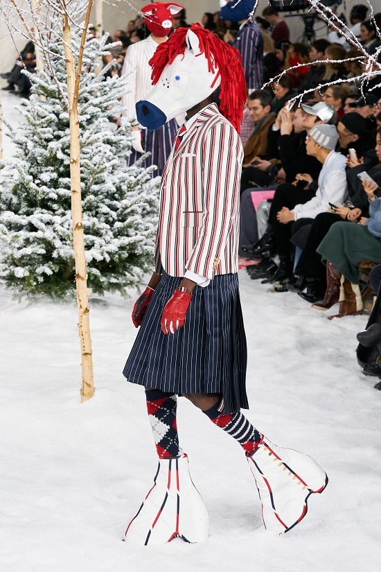 Người mẫu đeo mặt nạ trong show Thom Browne