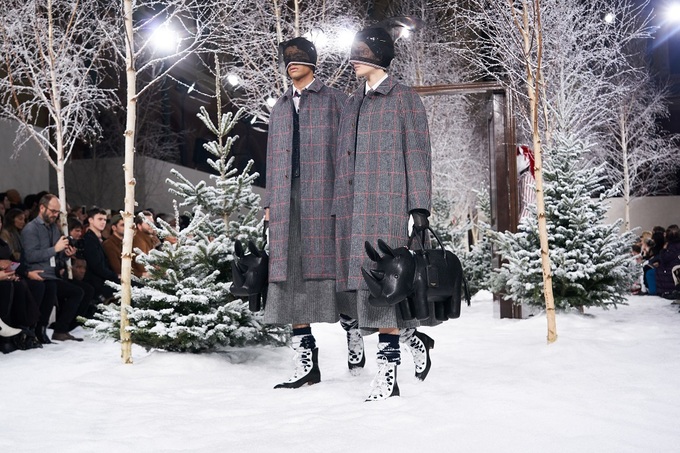 Người mẫu đeo mặt nạ trong show Thom Browne