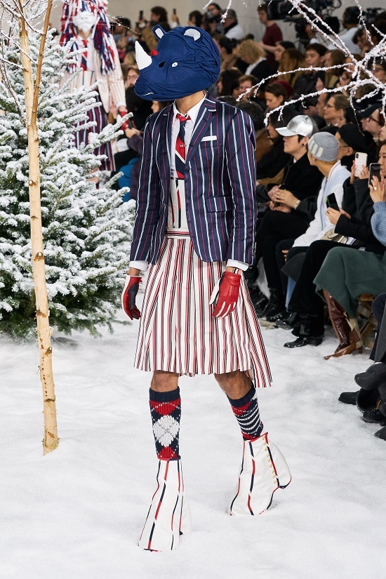 Người mẫu đeo mặt nạ trong show Thom Browne