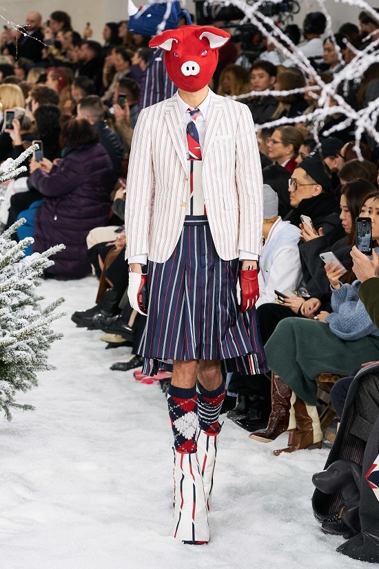 Người mẫu đeo mặt nạ trong show Thom Browne