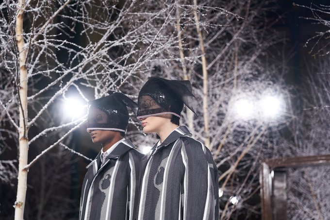 Người mẫu đeo mặt nạ trong show Thom Browne