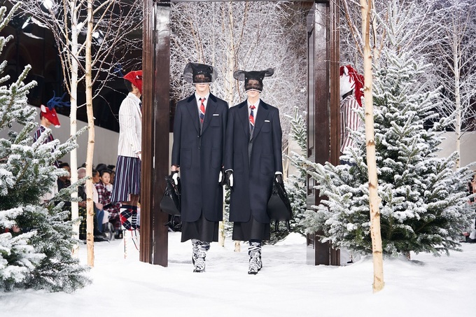 Người mẫu đeo mặt nạ trong show Thom Browne