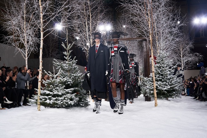 Người mẫu đeo mặt nạ trong show Thom Browne