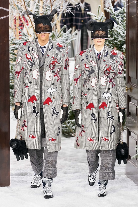 Người mẫu đeo mặt nạ trong show Thom Browne