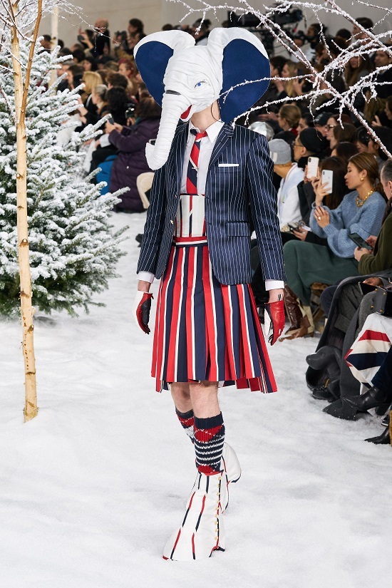 Người mẫu đeo mặt nạ trong show Thom Browne