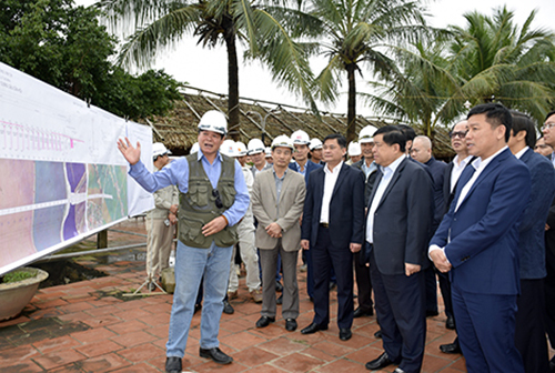 Bộ trưởng Nguyễn Chí Dũng (áo đen thứ hai từ phải qua) khảo sát công trình giao thông tại Nghệ An ngày 6/3. Ảnh: Cổng thông tin tỉnh Nghệ An.