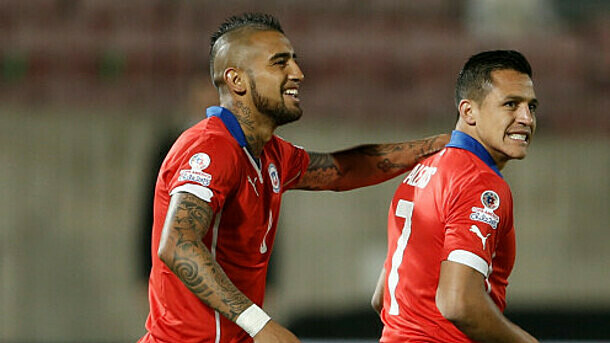 Vidal (trái) và Sanchez sẽ bị cách ly hai tuần nếu về Chile trong tháng này. Ảnh: NBC.