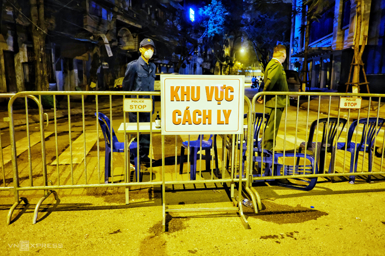 Khu phố Trúc Bạch (Hà Nội) đang được cách ly sau khi phát hiện bệnh nhân 17 tại đây. Ảnh: Giang Huy 