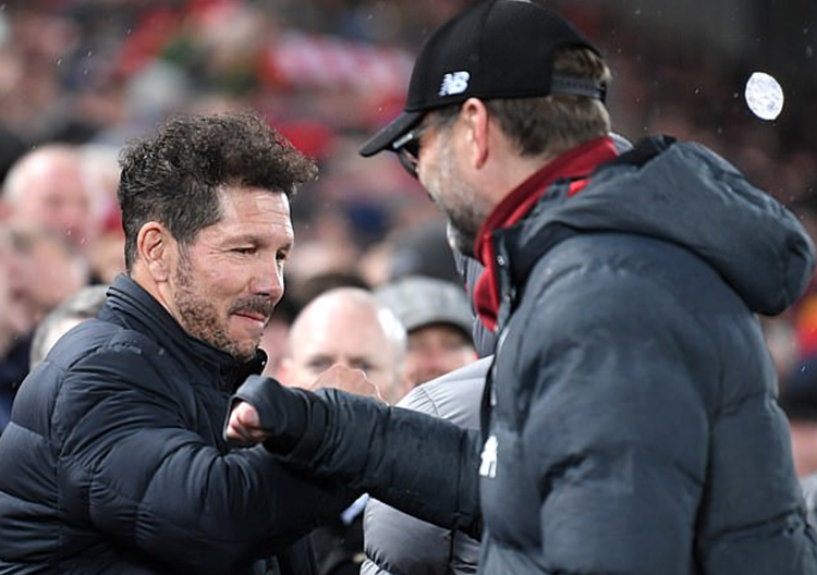 Klopp và Simeone chạm tay trước trận. 