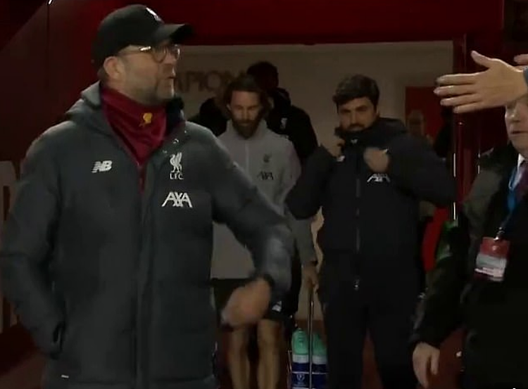 Klopp phản ứng mạnh với các CĐV. Ảnh chụp màn hình.