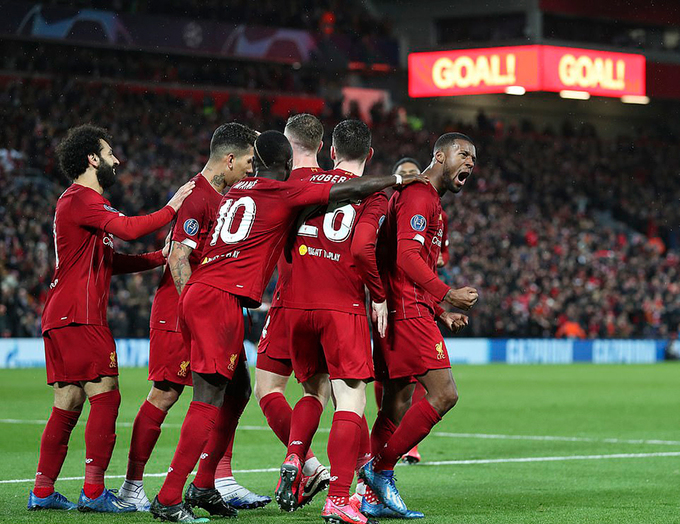 Các cầu thủ Liverpool cúi đầu rời Anfield