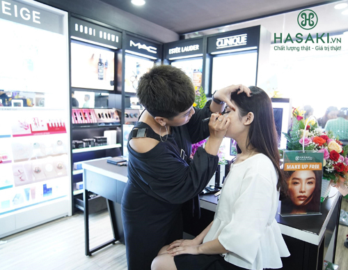 Nhiều hoạt động hướng dẫn chăm sóc da, makeup miễn phí cho khách hàng tại Hasaki.